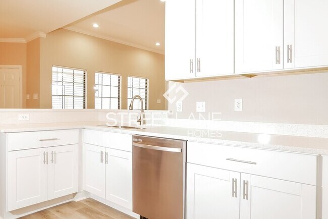 Foto del edificio - REDUCED! - Now offering $1000 off first fu...