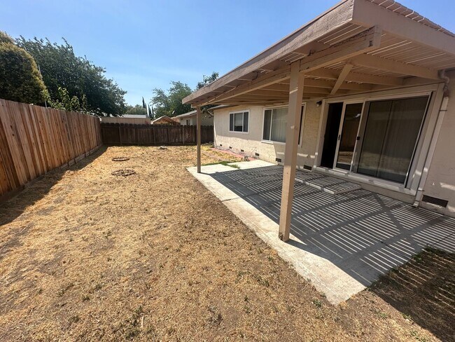 Building Photo - 3/2 in Tracy!