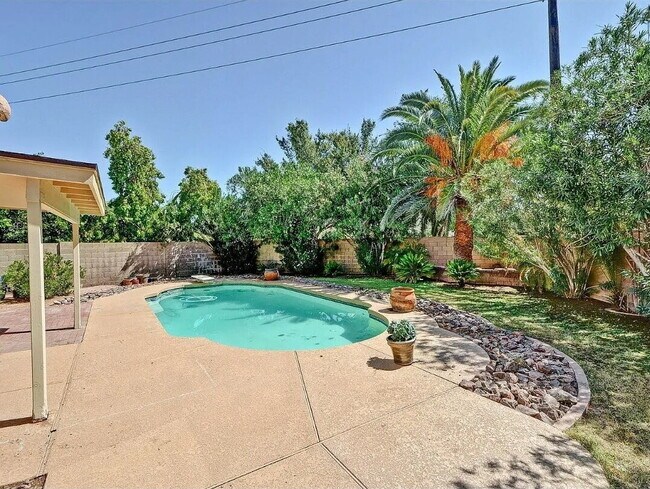 Building Photo - Trade Winds at Gilbert