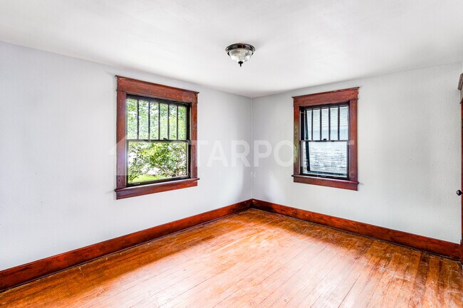 Building Photo - 917 E Jackson St