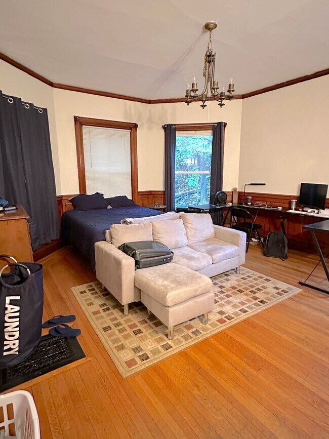 Building Photo - Boston College Students Get Your Friends a...