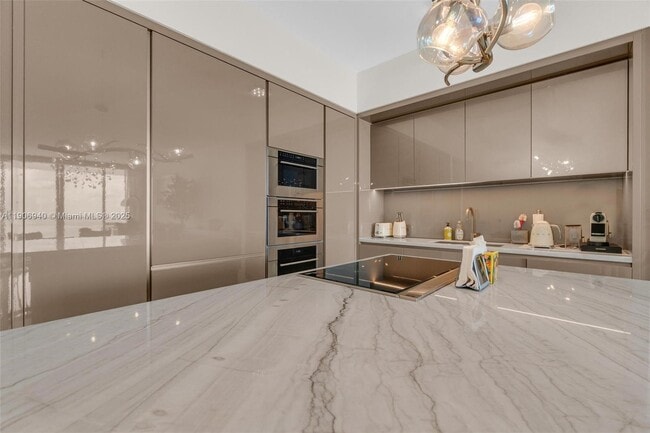 Foto del edificio - 18975 Collins Ave