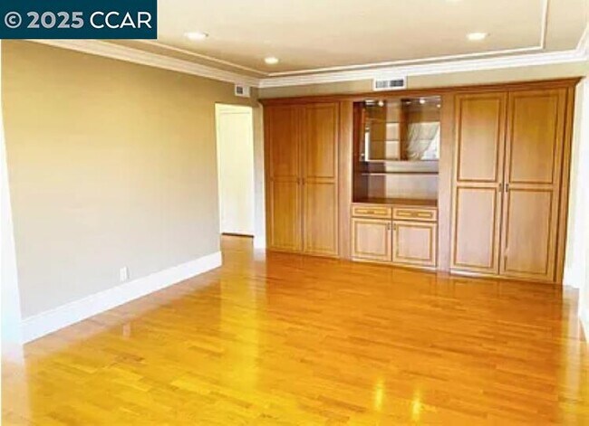 Foto del edificio - 310 N Civic Dr