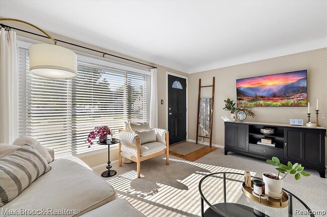 Building Photo - 2105 Rowland Ave