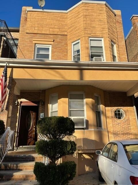 Building Photo - 308 24th St