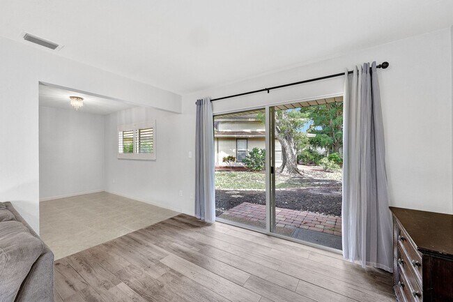 Foto del edificio - 4280 Island Cir