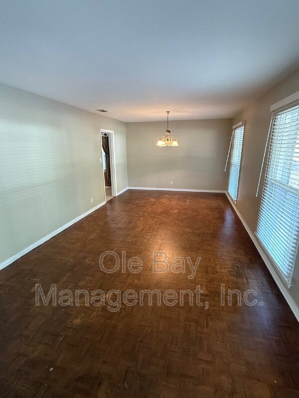 Building Photo - 5555 Vanderbilt Dr