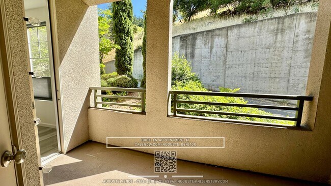 Foto del edificio - Remodeled and Spacious condo in the highly...