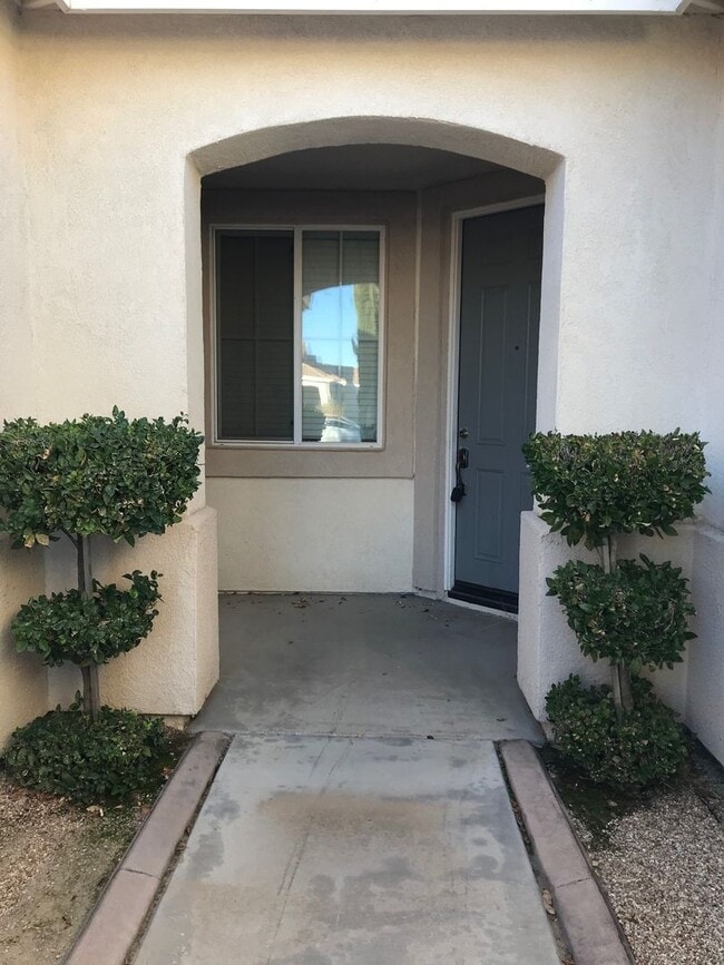 Building Photo - 3 BEDROOM VICTORVILLE HOME IN SPRING VALLE...