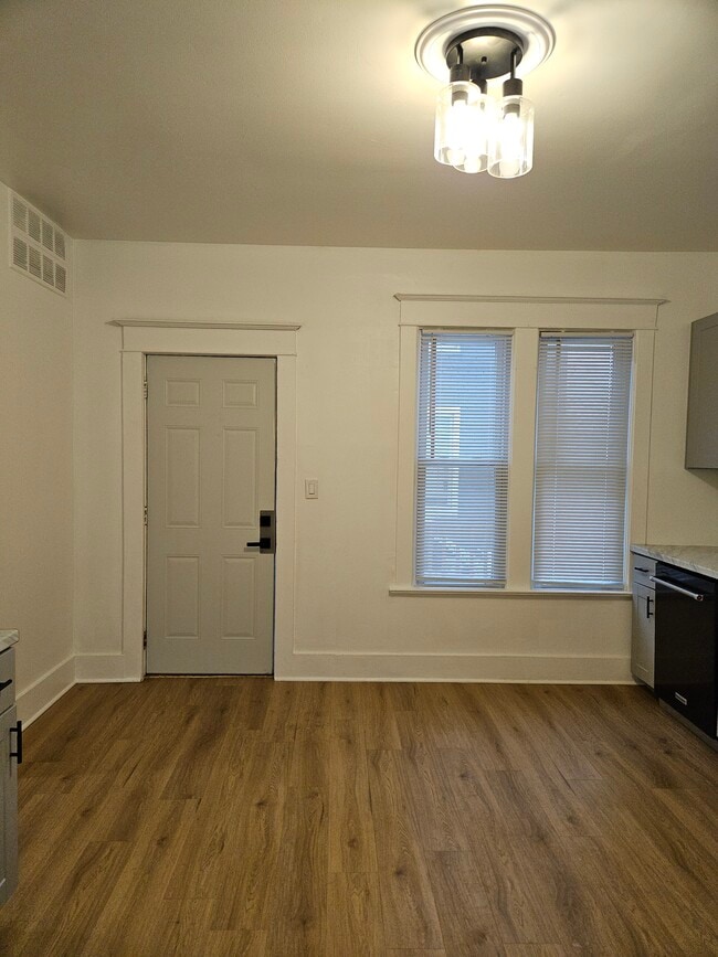 Entrada lateral - 5706 22nd Ave