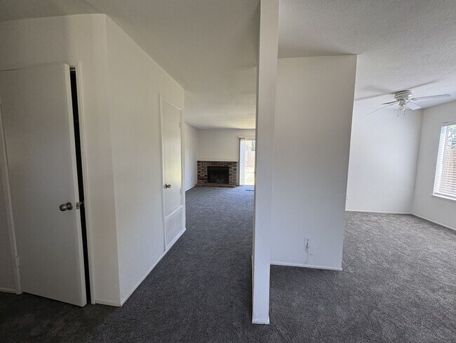 Foto del edificio - Beautiful 4-bedroom home close to schools ...