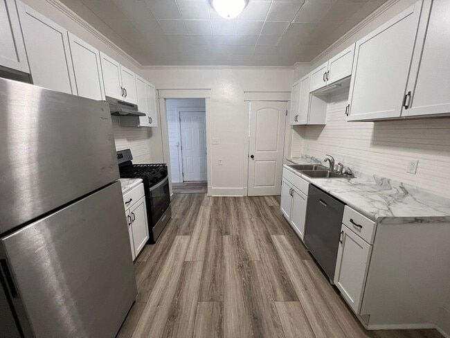 Building Photo - !3 Bedroom in Moline Ready August 1st!