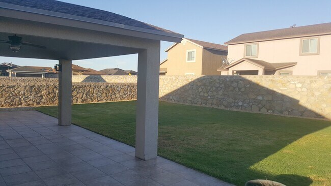 Building Photo - Ready to View!!