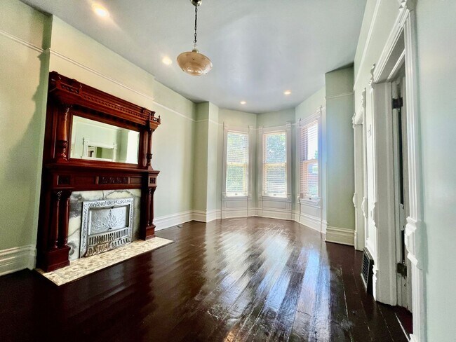 Building Photo - Victorian Charm in Jefferson Park