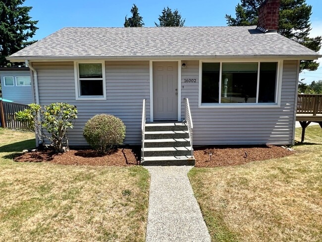 Building Photo - Charming 2 Bedroom Home with Expansive Yar...