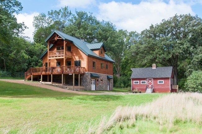 Foto del edificio - 5840 Christmas Lake Rd