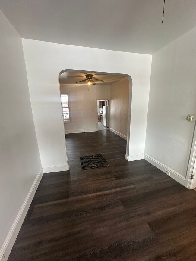 Building Photo - 927 W Poplar St