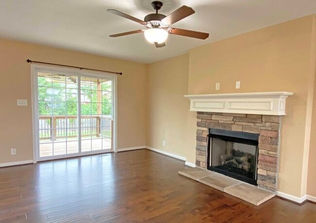 Foto del edificio - 967 Harding Dr