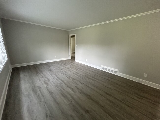Building Photo - 1323 Meadowbrook Cir