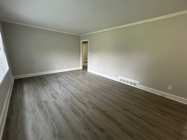 Foto del edificio - 1323 Meadowbrook Cir