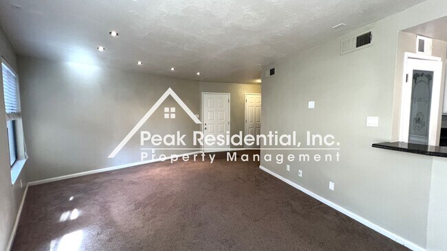Foto del edificio - Wonderful Natomas 2bd/2.5ba Townhome with ...
