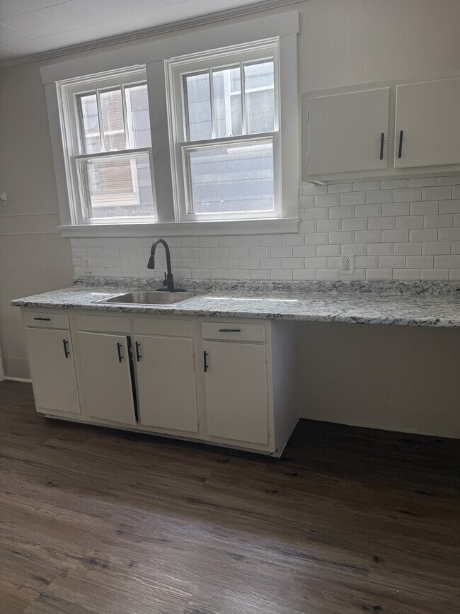 Building Photo - 1503 3rd St