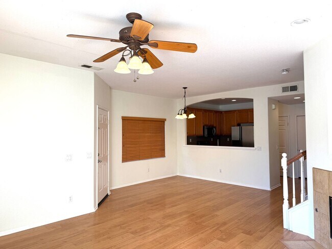 Building Photo - Beautiful 3 Bedroom 2.5 bathroom townhome ...