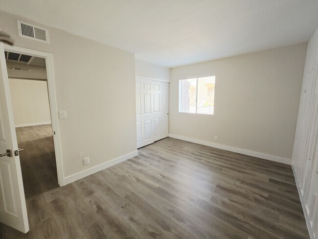 Building Photo - 5260 River Glen Dr