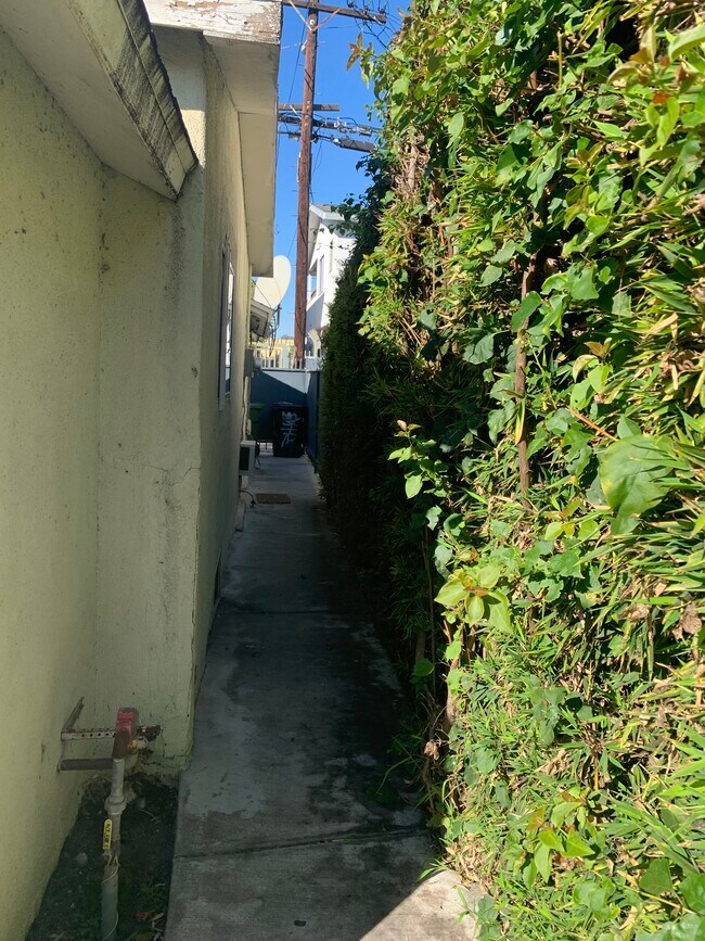 Foto del edificio - 2041 S Garth Ave