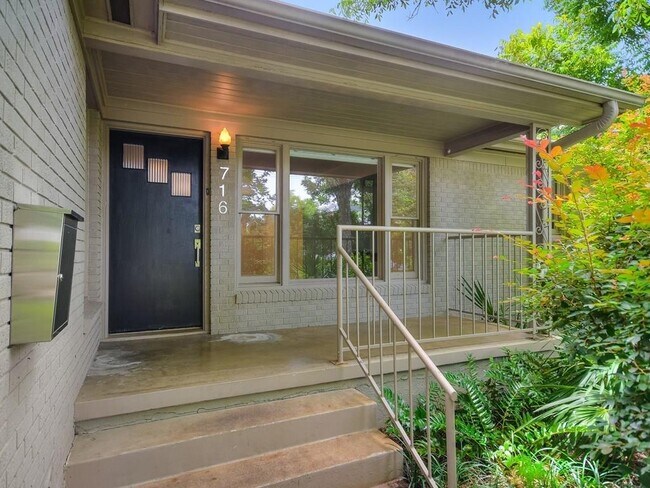 Building Photo - 716 Brownlee Cir