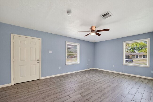 Photo - Spacious 4-Bed, 2-Bath Convenient South Houston Home Near Medical Center & City Access
