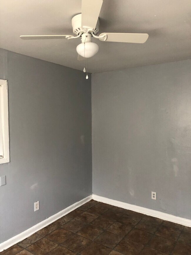 Building Photo - 4945 Dandridge Place -2 BEDROOM/1 BATH HOU...