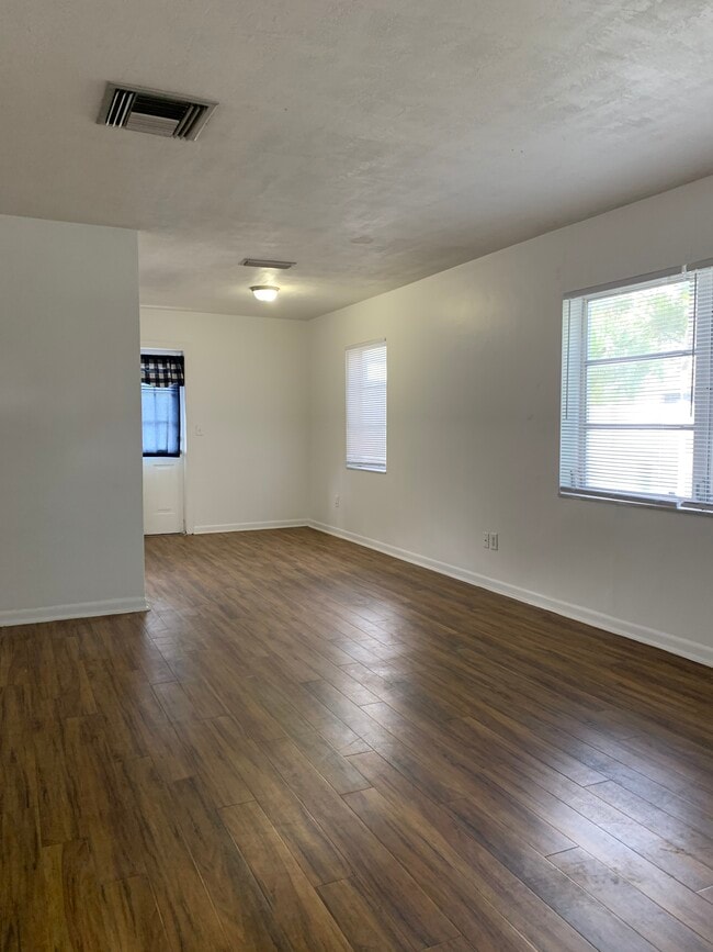 Building Photo - 3/1 in Deltona off Providence Blvd, $1550