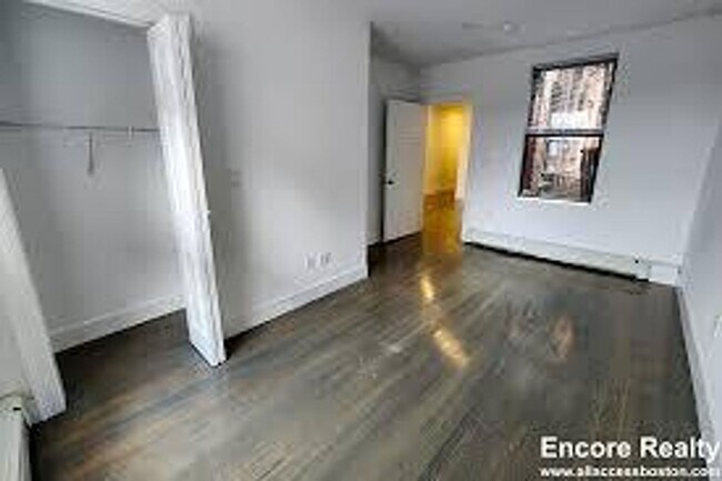 Foto del edificio - No Brokers Fee, No Security Deposit, Heat,...