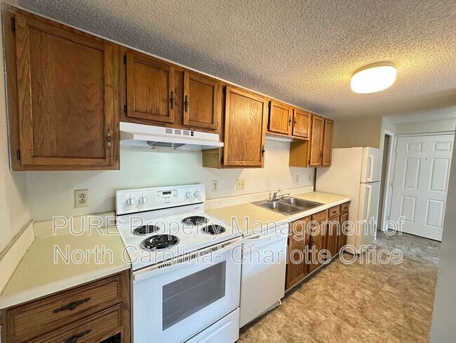 Foto del edificio - 9520 Shannon Green Dr