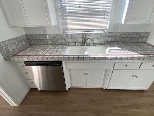 Foto del edificio - Three bedroom home in Lakewood now available!