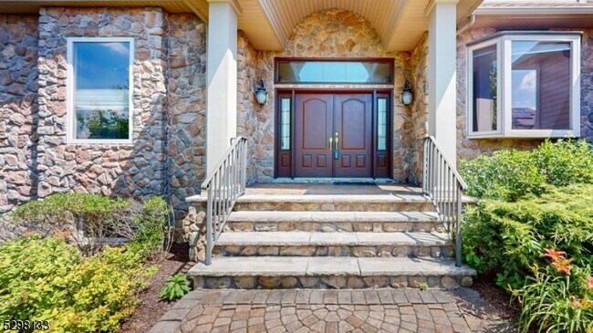 Building Photo - 1 White Oak Ct