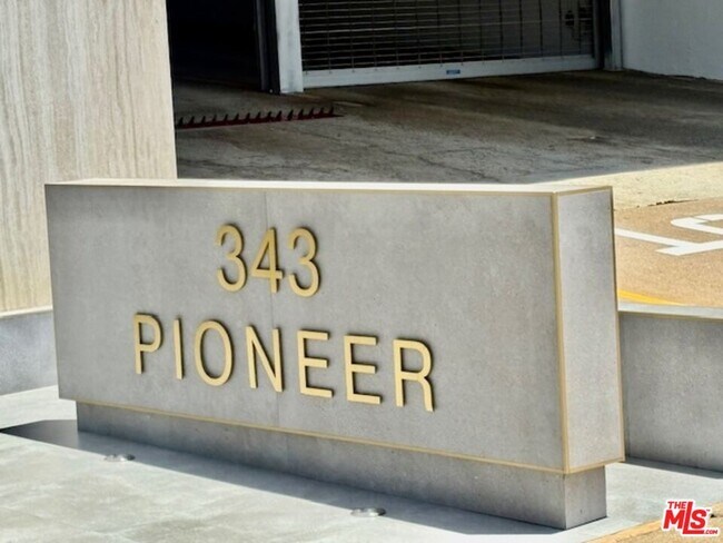 Building Photo - 343 Pioneer Dr