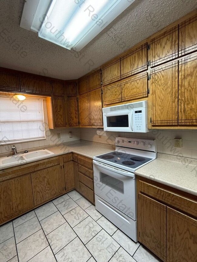 Building Photo - Spacious 3 bedrooms 2 bath family home