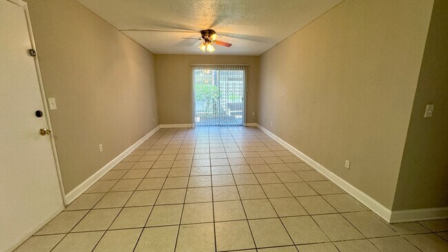 Foto del edificio - Summit House Condo Available, Walk to Shands!