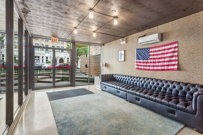 Building Photo - 6157 N Kenmore Ave