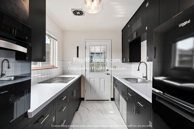 Foto del edificio - Move-In Special! Sleek 2BR in NE Portland ...