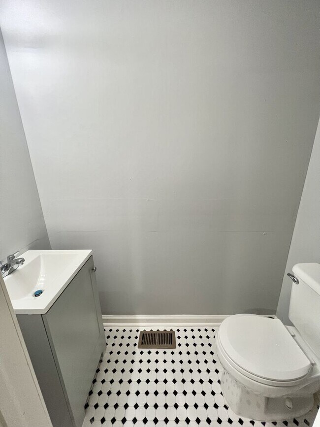 Building Photo - Recently rehabbed townhouse available in W...