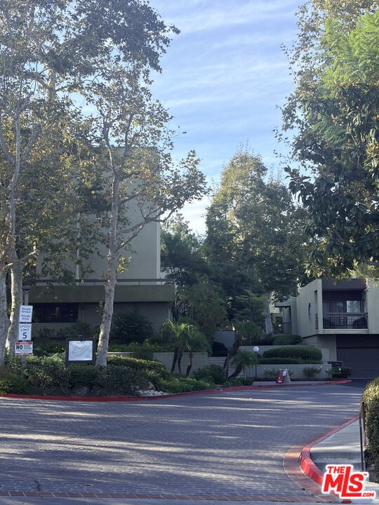Building Photo - 805 Temple Terrace
