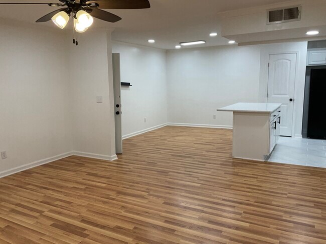 Foto del edificio - 1010 Woodland Vlg