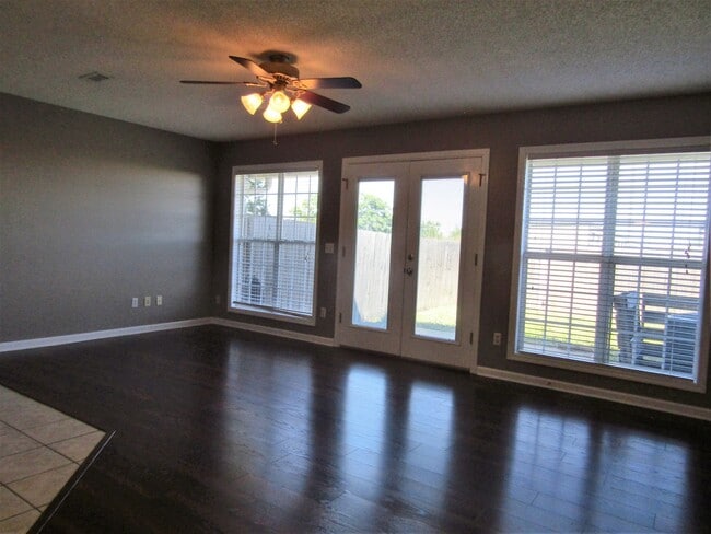 Building Photo - 158 Woodmere Dr