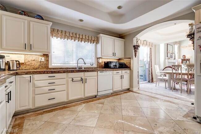 Building Photo - 5 br, 3 bath Townhome - 1208 Mackay Ln