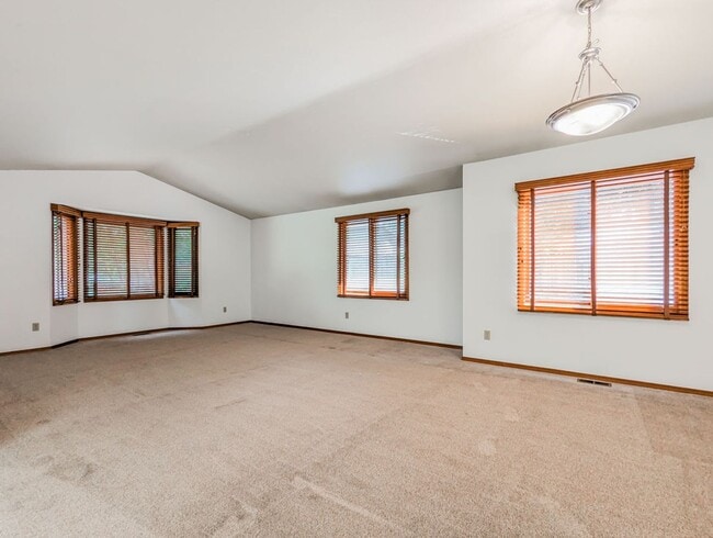 Building Photo - Move-in Ready 3 bed, 2 bath rambler w/ 2 c...