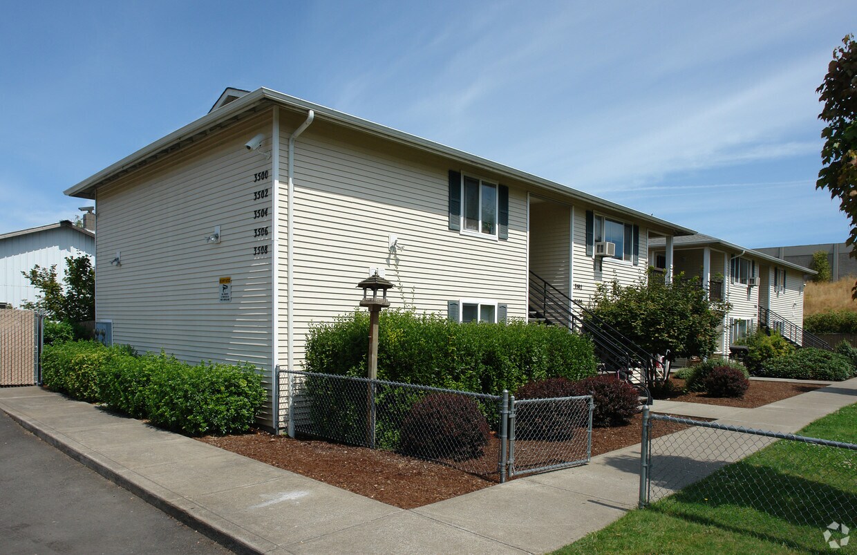 Foto principal - 3500-3508 Hawthorne Ave NE