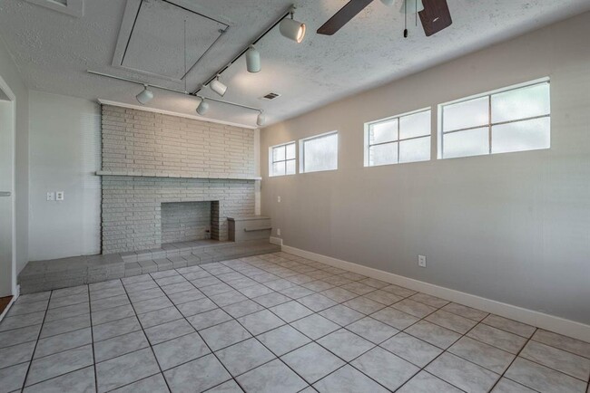 Building Photo - 1439 Richelieu Ln